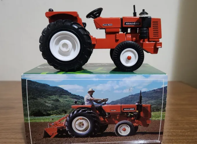 Miniatura Trator Agrícola Agrale 4300 Arpra Escala 1/50