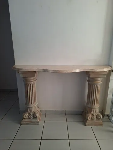 Mesa de mármore rosé com vigas em pedra nobre