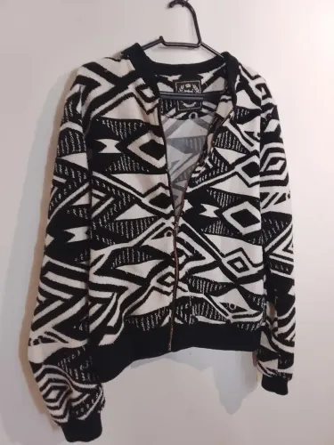 Blusa de Tricô Preta e braça tam M linda