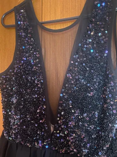 Vestido preto com detalhes em paetês