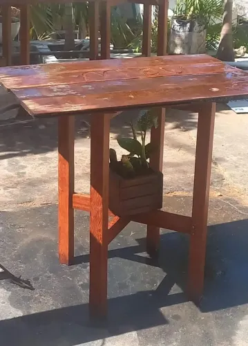 Mesa de Madeira Rústica com Vaso Decorativo