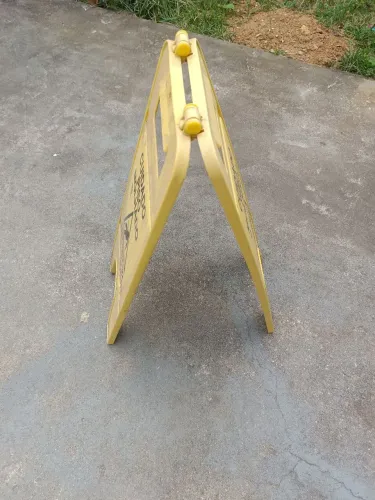 Placas para sinalizar piso molhado 