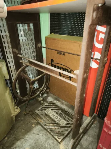 Base para Máquina de Costura Antiga 