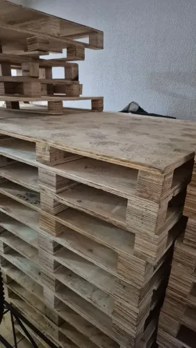 Pallets seminovos, medida 1.20 por 1.30. Suporta mais de 300kg. 