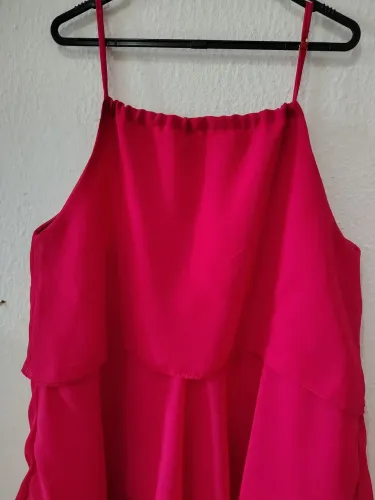 Vestido vermelho em camada de viscose 