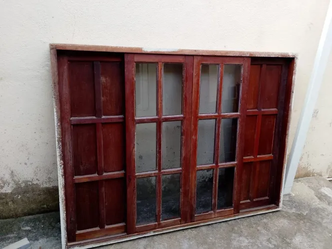 Vendo 4 janelas Parajú e 4 grades