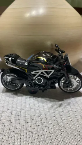 Mini Moto semelhante a real da Benelli TNT 300 de 15cm