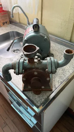 Motor com bomba de água