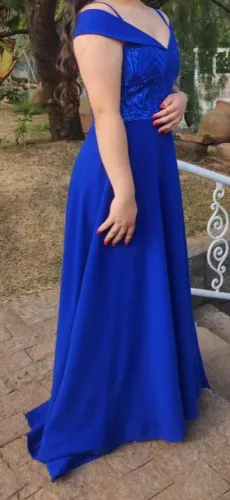 Vestido Longo Azul Royal, feito em crepe, renda e forrado no cetim.