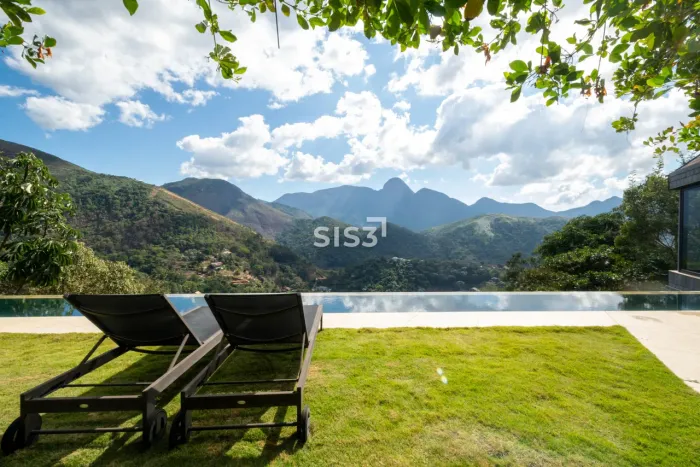Casa em condomínio à venda em Petrópolis | 4 suítes, piscina aquecida e vista para o vale