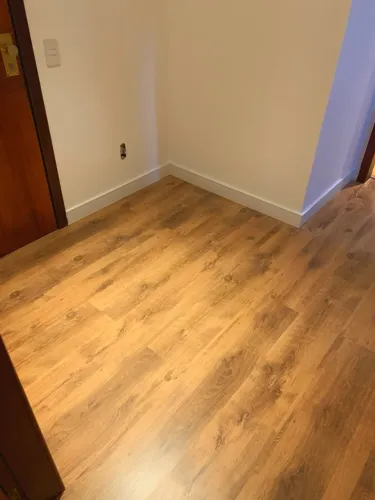 Transformação com Piso Laminado + Rodapés!