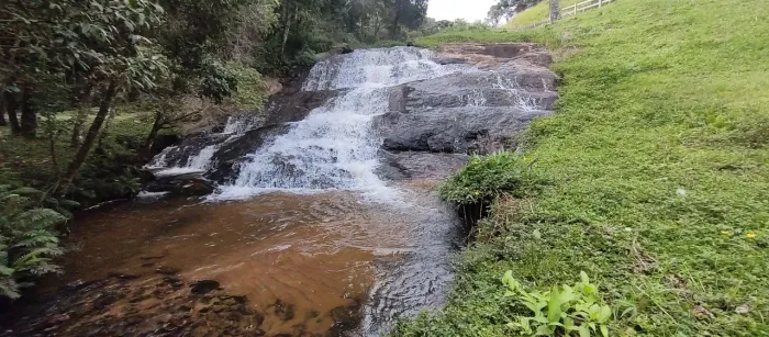 Terreno de 3.000m² com linda cachoeira na divisa, em Delfim Moreira- Sul de Minas Gerais.