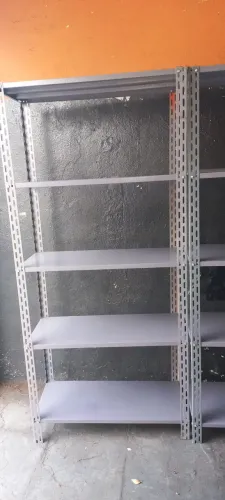 Estante de Aço Cinza para Organização