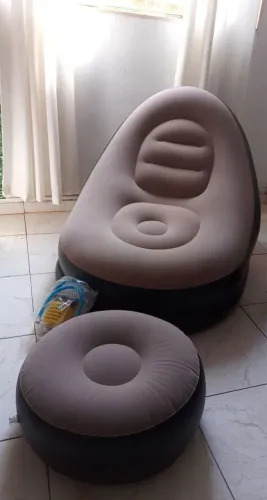 Poltrona inflável + puff super confortáveis.