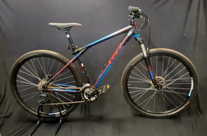 Bicicleta Semi Nova GT Karakoram Aro 29 tamanho M Preta/Azul/Vermelha