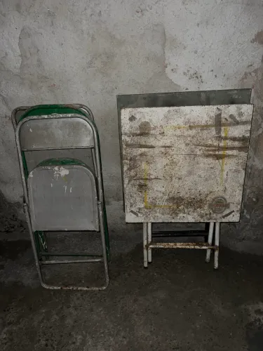 Mesa e cadeira de ferro dobrável