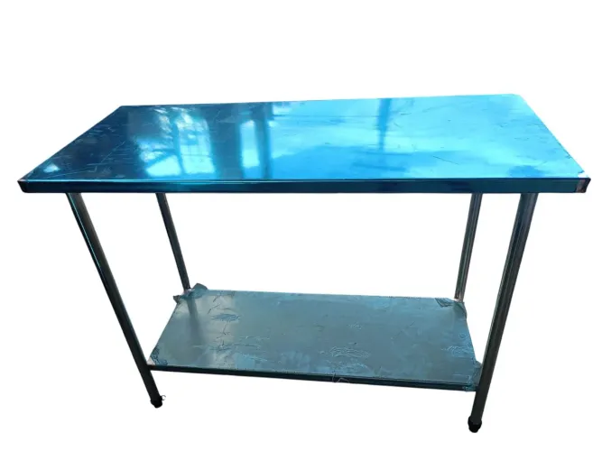 Mesa de aço inox com prateleira