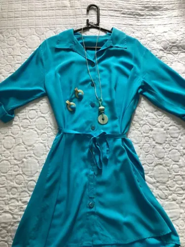 Vestido azul turquesa +kit colar e brincos
