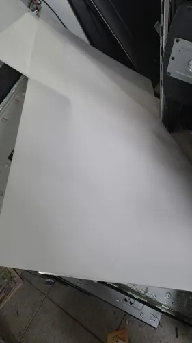 Chapa de tv leitosa de 81x143 cm