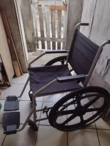 Cadeira de Rodas Semi Nova