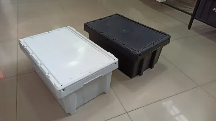 Caixa plástica fechada de 43 litros 