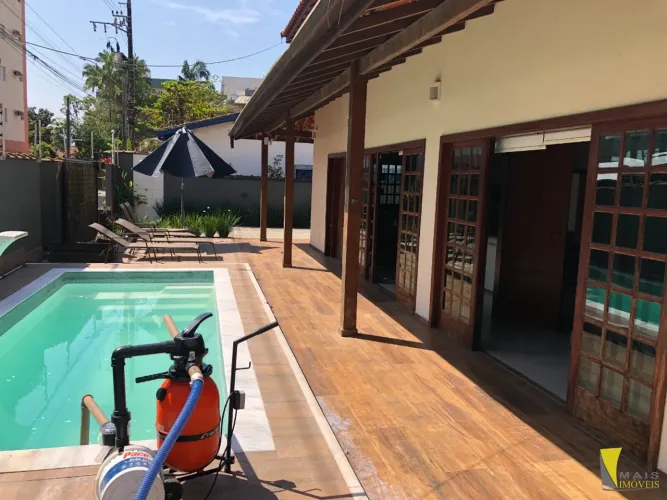 Linda Casa de 237m² com Piscina e Jacuzzi, entre as Praias Itaguá, Praia Grande e Tenório!