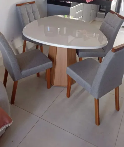 Mesa Orgânico com 4 cadeiras