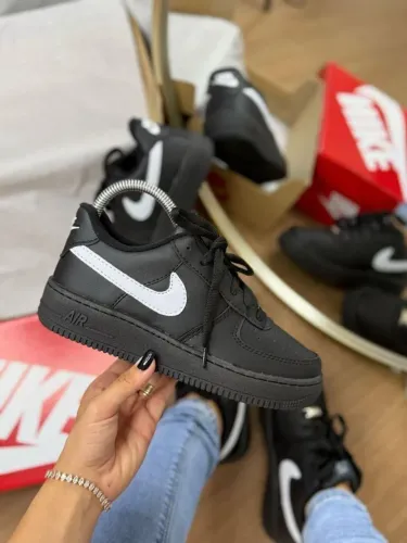 Nike Air Force 1 - Preto com detalhes brancos