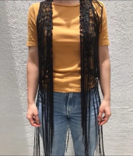 Colete de renda preto com franjas
