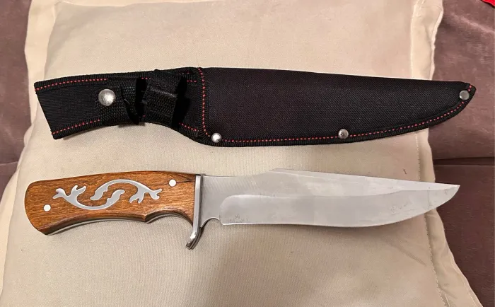 Faca de Caça Artesanal com Bainha - Cabo em Madeira e Detalhe Inox