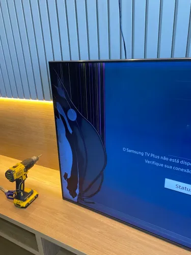 TV Samsung 55 Cristal 4k DU7700 Para retirar pecas-tela com listras