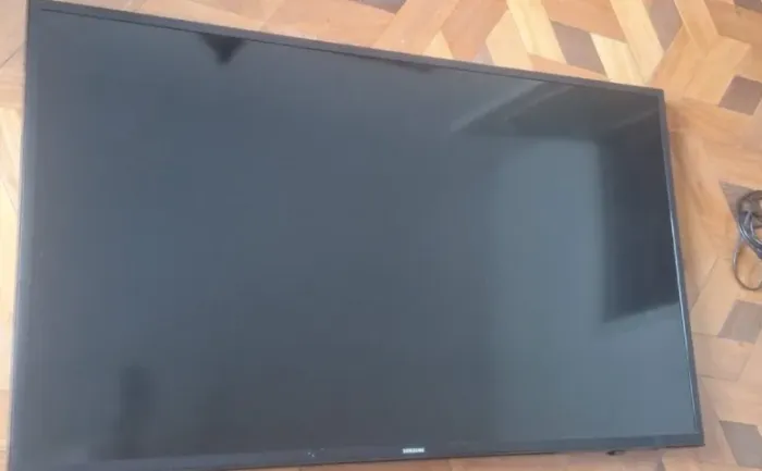 Televisão Samsung UN40MU6100G quebrada e com visor de led com marcas