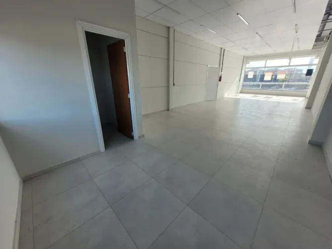 Sala Comercial com 75m² Alugue por R$ 1.800 nos primeiros 6 meses Rua Capitã