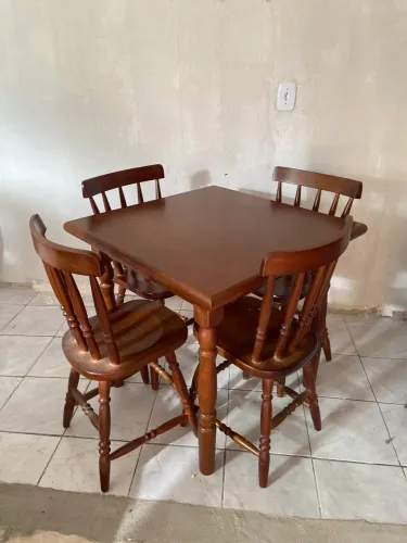 Vende uma mesa de 4 cadeiras 