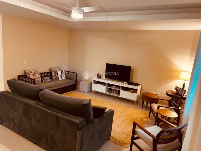 Casa ampla com 4 dormitórios, sendo 2 suítes, em excelente localização no Itacorubi
