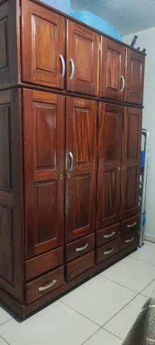 Guarda roupas de madeira