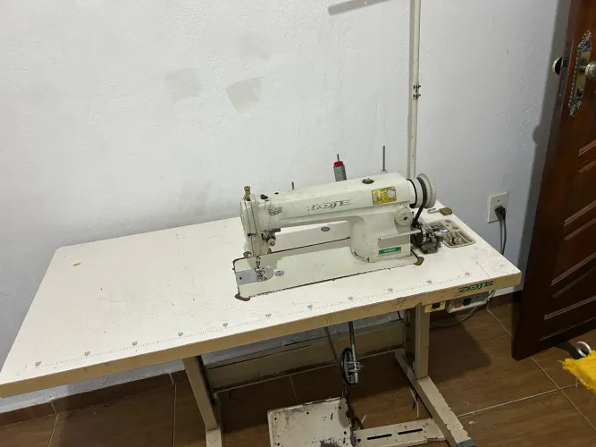 Máquina de costura reta industrial + cadeira