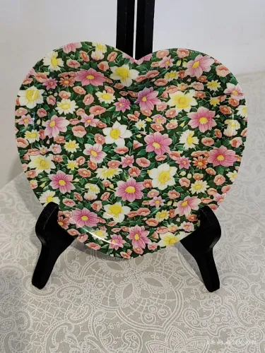 Prato formato coração material melamina com detalhes florais