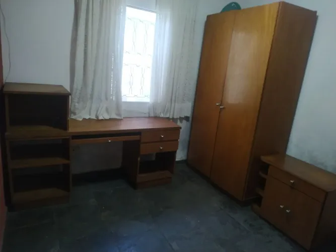 Guarda roupas, escrivaninha e sapateira