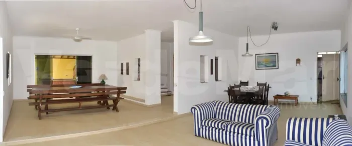 Casa À VENDA na praia em Guarujá, Região do Jardim Virginia.