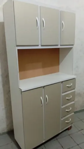 Armário de cozinha branco-5 portas e 4 gavetas.