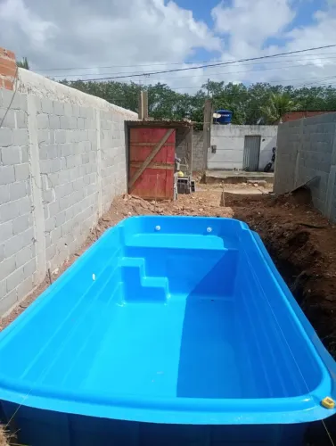 Piscina de fibra azul