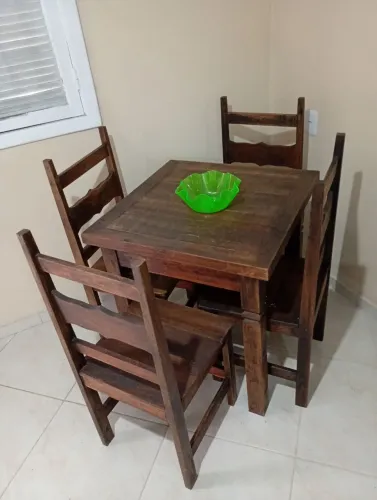 Mesa com 4 cadeiras em madeira de demolição