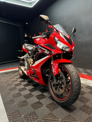 Vendo Honda CBR650R 2022/2022, com apenas 13.900 km, e 100% original.