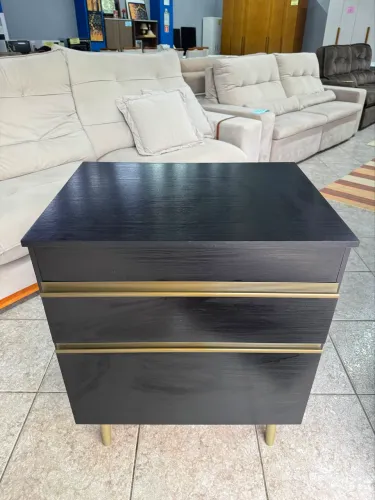 Armário de madeira preto