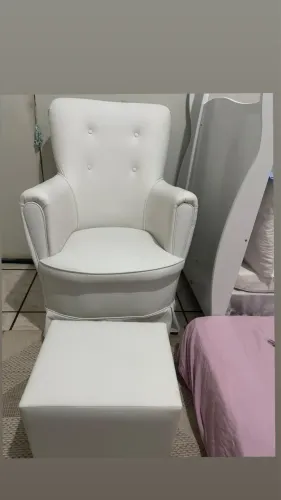 Cadeira de Amamentação Branca com Puff - Excelente Estado