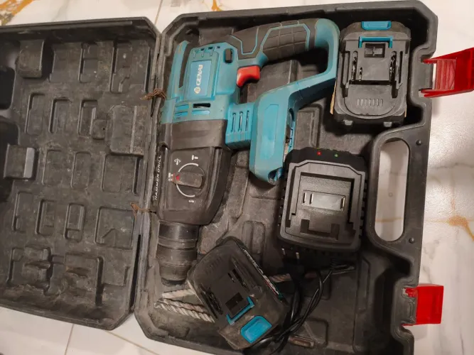 Vendo Martelete furadeira a bateria funcionando perfeitamente 2 bateria e carregador usado