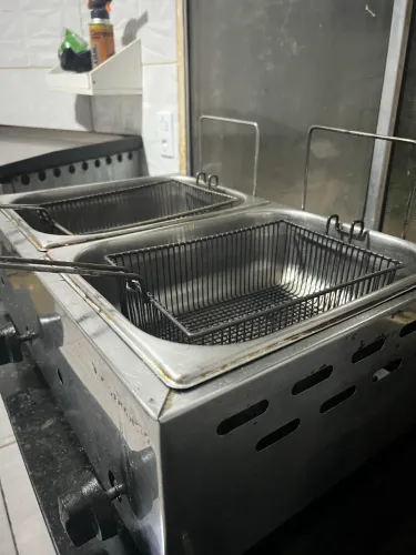 Fritadeira a gás e espremedor de laranja industrial 