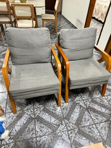 ? Poltronas Estofadas com Braço em Madeira - Kit com 2 Unidades ?