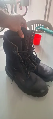 Excelente Coturno pouco usado. Tamanho 40